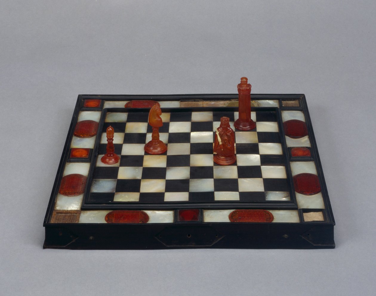 Tabuleiro de xadrez (ébano, madrepérola, âmbar e madeira) de German School