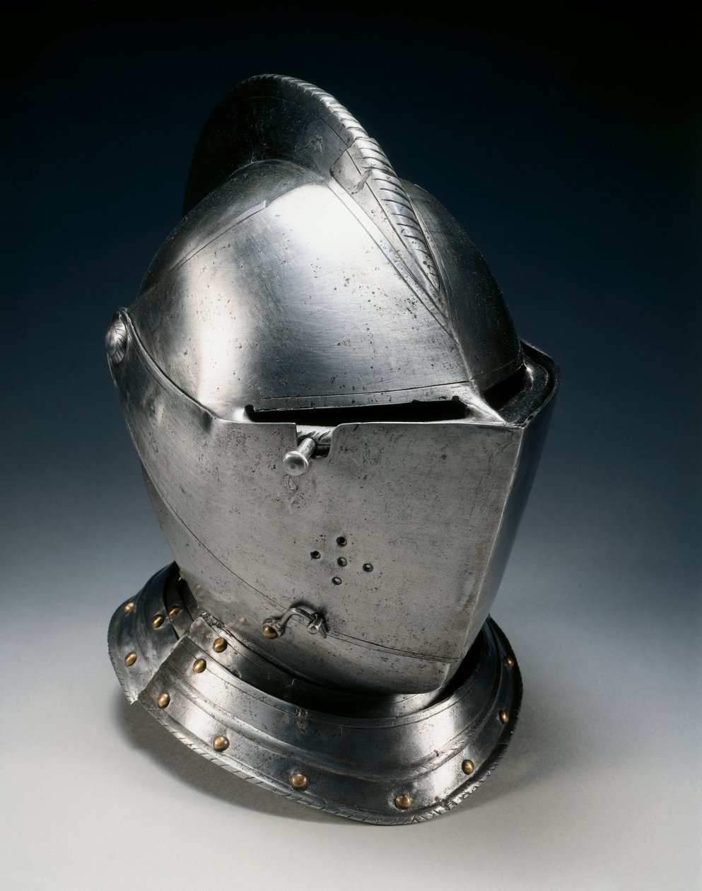 Capacete fechado para o campo, c.1550-70 (aço, ferro, couro e latão) de German School