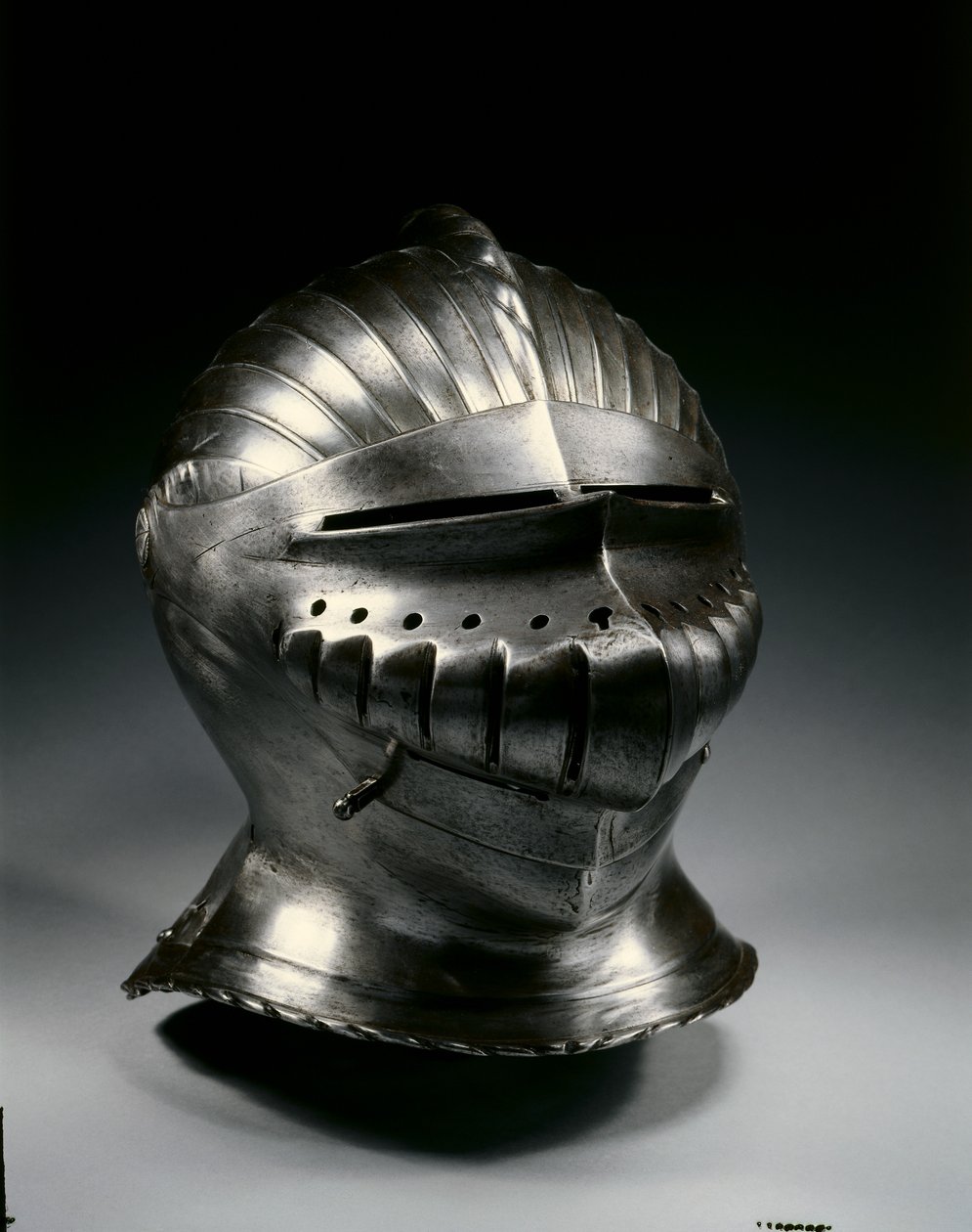 Capacete fechado no estilo Maximiliano, c.1510-30 de German School