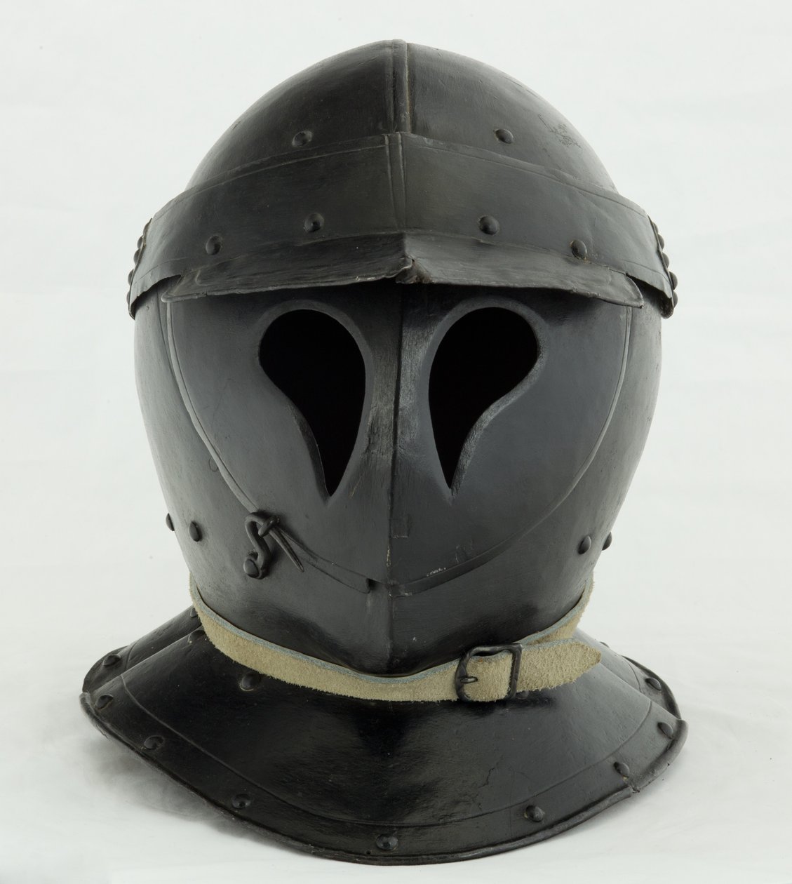 Burgonet fechado da forma &39;Totenkopf&39;, início do século 17 (ferro e tinta preta com couros modernos) de German School