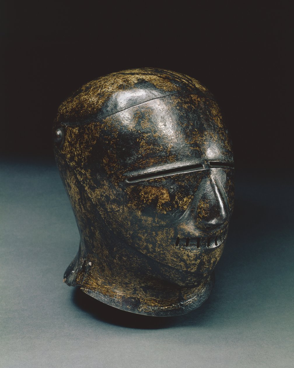 Sallet fechado com face grotesca, ou viseira Schembart, Nuremberg, c.1500 (aço pintado) de German School