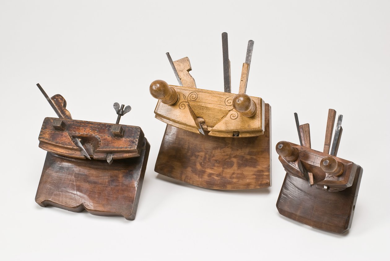 Coopers croze planes, datados de 1735, 1842 e início a meados do século XIX (madeira de árvores de serviço e metal) (ver também 701103) de German School