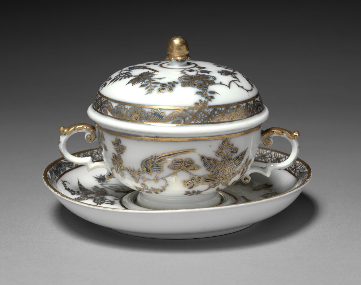 Tigela e prato coberto, fabricante Meissen Porcelain Factory, Alemanha, 1730-1740 de German School