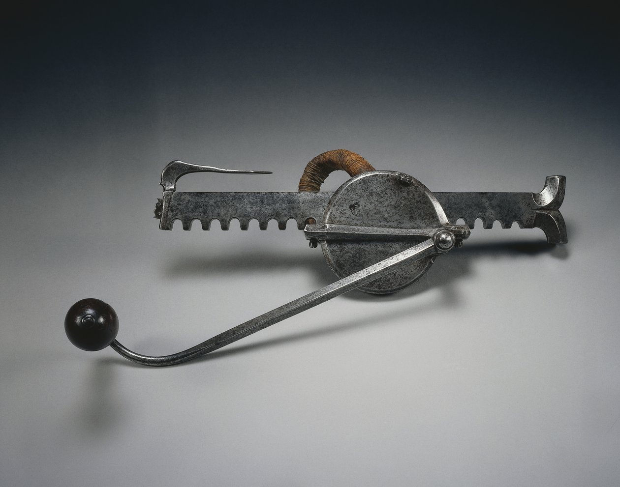 Cranequin, c.1528 (aço com cordão de linho e cabo de madeira) de German School