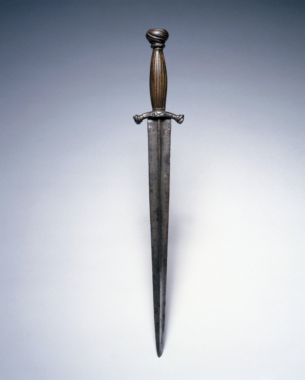 Adaga, meados dos anos 1500 (aço com cabo de chifre de alce) de German School