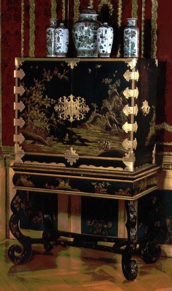 Gabinete decorado no estande, atribuído a Gerard Dagly, mestre em laca de Berlim renomado como copista oriental, c.1700 (laca preta e dourada) de German School