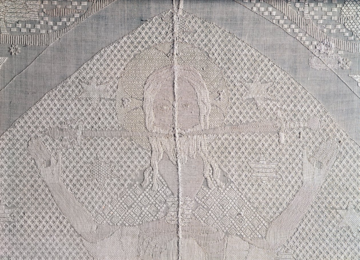 Detalhe de toalha de altar com Cristo do Apocalipse, segunda metade do século XIV (linho) de German School