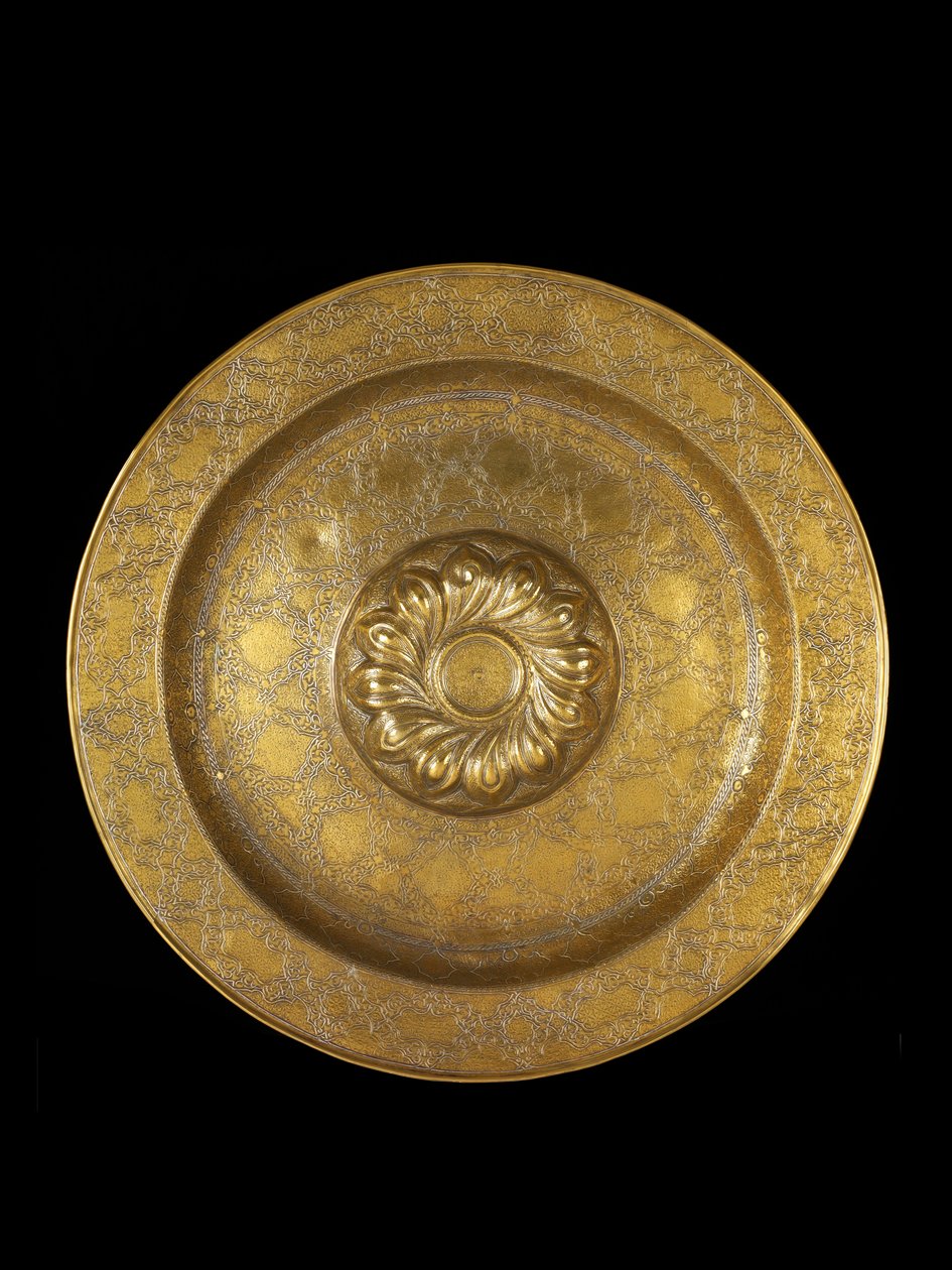Prato de latão gravado com incrustações de prata, medalhão central circundado por ganchos espirais repousse, 1500-1525 de German School