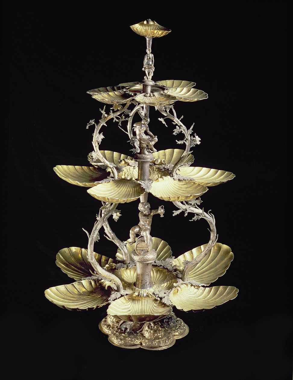 Peça central de mesa em relevo com pratos em forma de concha da DT Moye, Hamburgo, 1633-44 (prata dourada) de German School