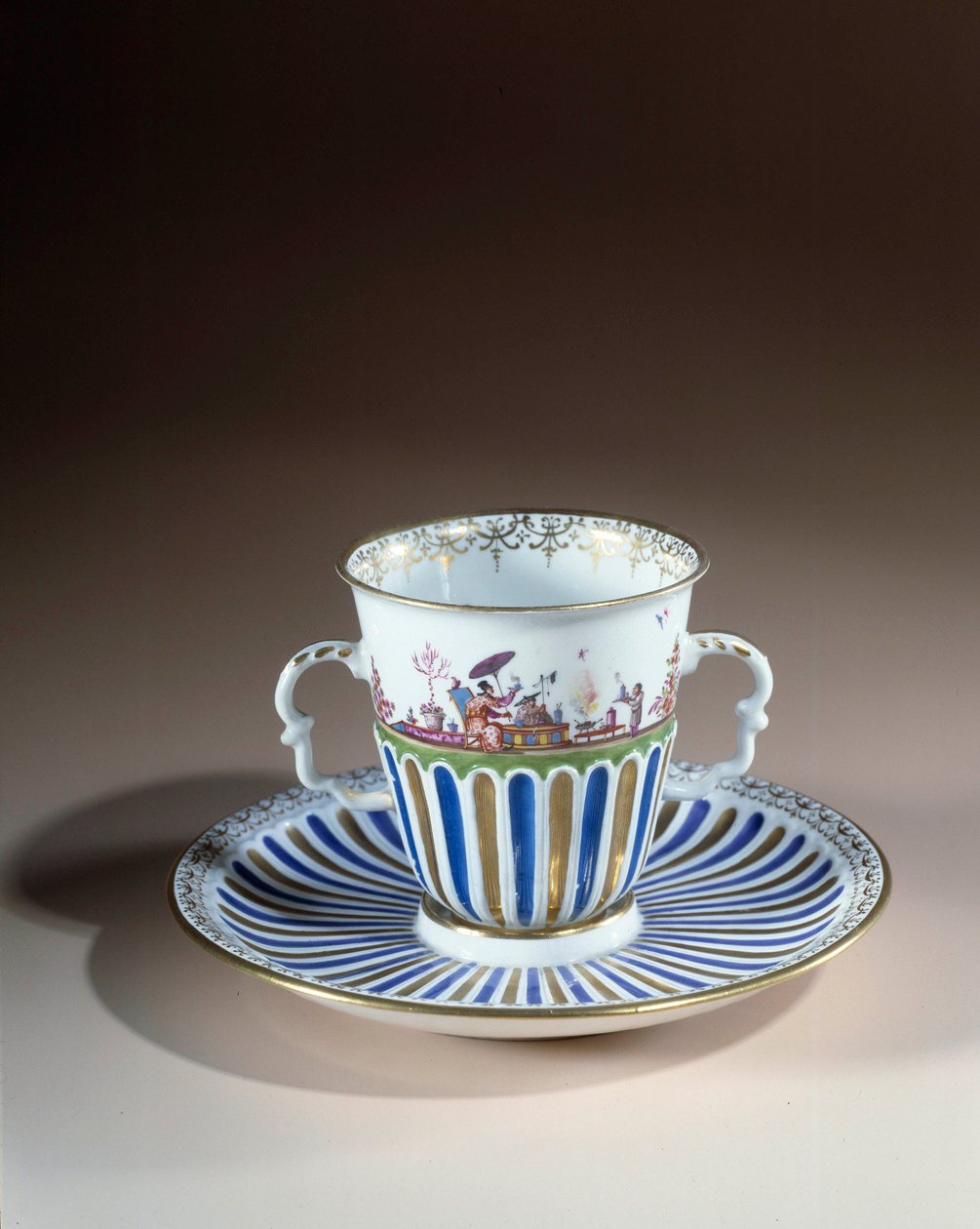 Arte alemã: Caneca com decoração tremida em porcelana da Meissen. 1730. Paris, artes decorativas de German School