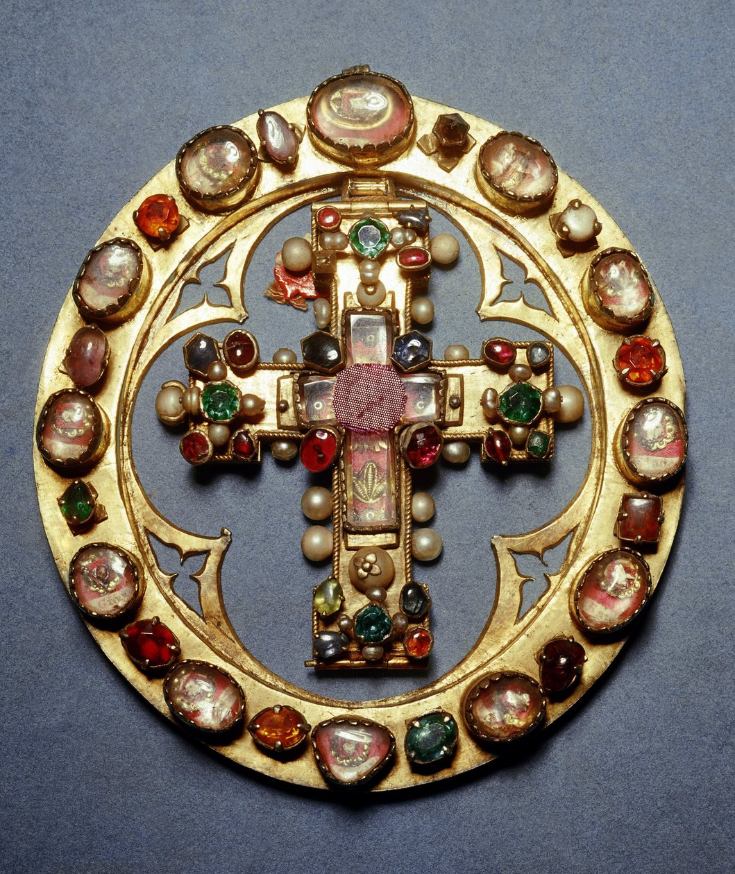Cruz de ouro e pedras de fabrico alemão de German School