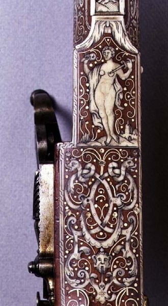 Punho de uma espingarda com bloqueio de rodas decorada com figuras de marfim e arabescos de German School