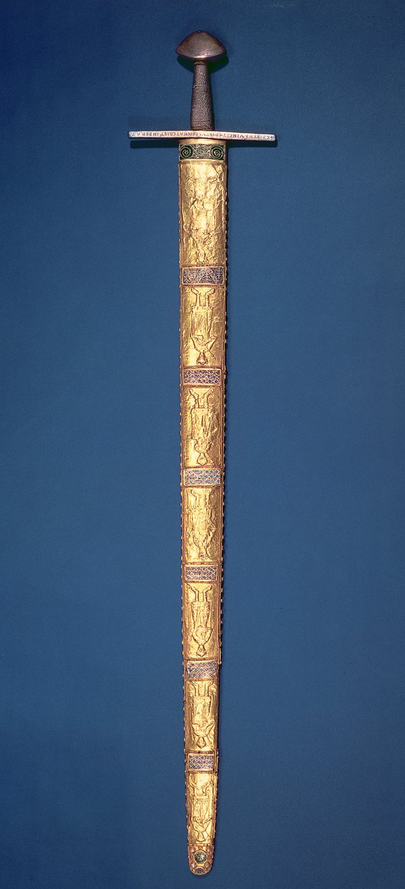 Espada Imperial dos Sacros Imperadores Romanos, com pomo e barra transversal parcialmente dourados, o punho atado com fio de prata e a bainha consistindo de catorze placas de folha de ouro perseguidas com figu soberanos de German School