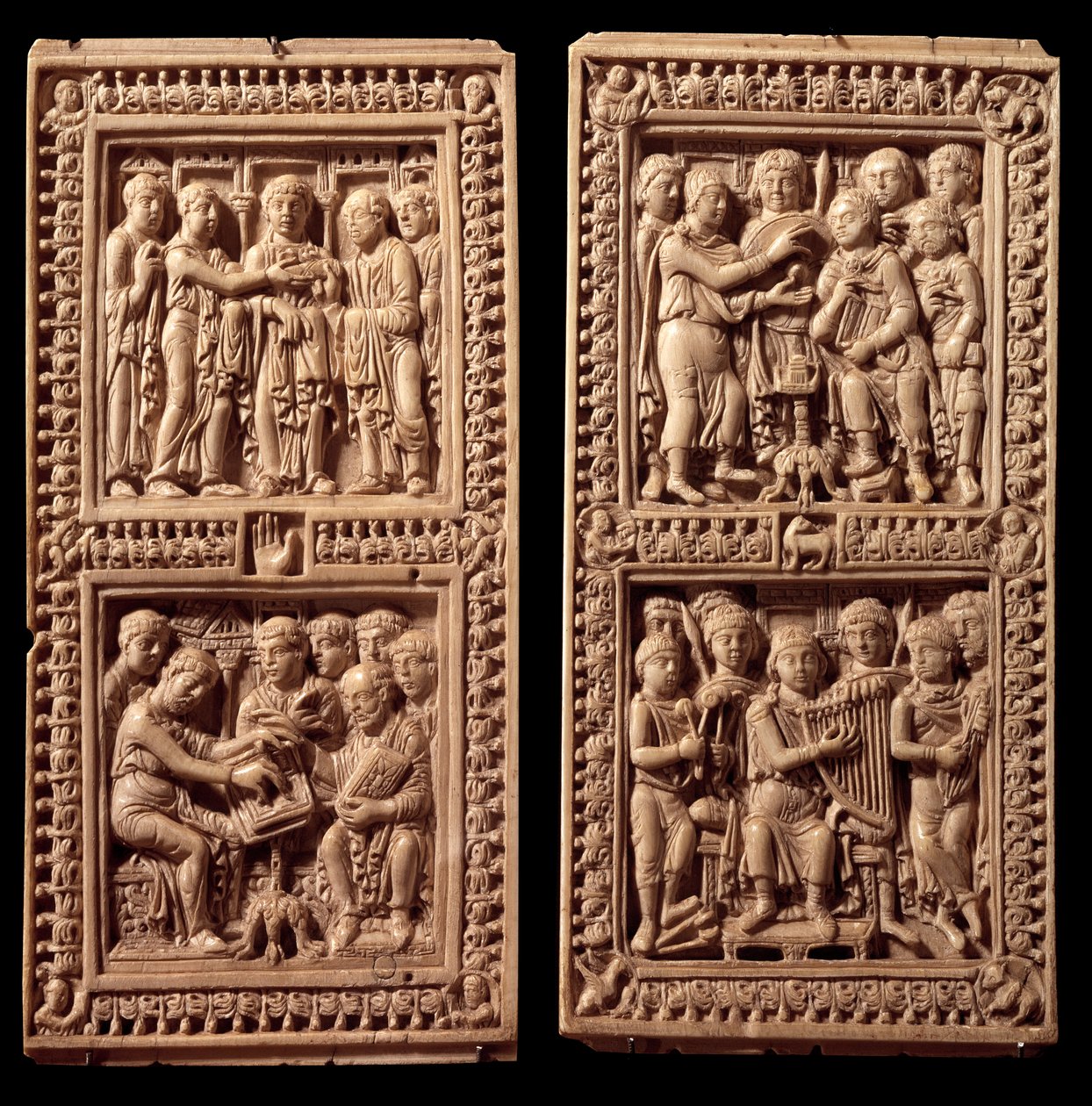 Amarrações de marfim do Saltério de Dagulf: David, São Jerônimo. Foi encomendado por Carlos Magno ao escriba Dagul (ou Dagulfe) para o Papa Adrien I. Fim do século VIII. De Aix la Chapelle. Paris, Museu do Louvre. de German School