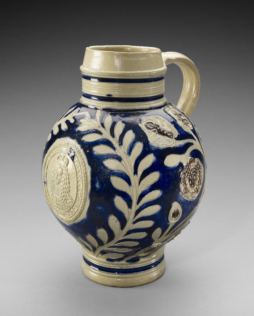 Jarro, c. 1689-1702 (grés vitrificado com sal) de German School