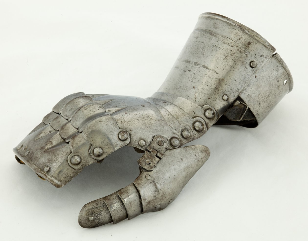 Left Gauntlet, c.1490-1510, restaurado século 19 (aço e couro) de German School