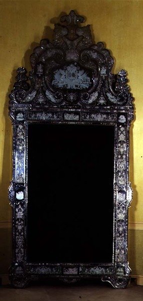 Espelho, com o brasão da Casa de Nassau, gravado por Carl Sang de German School