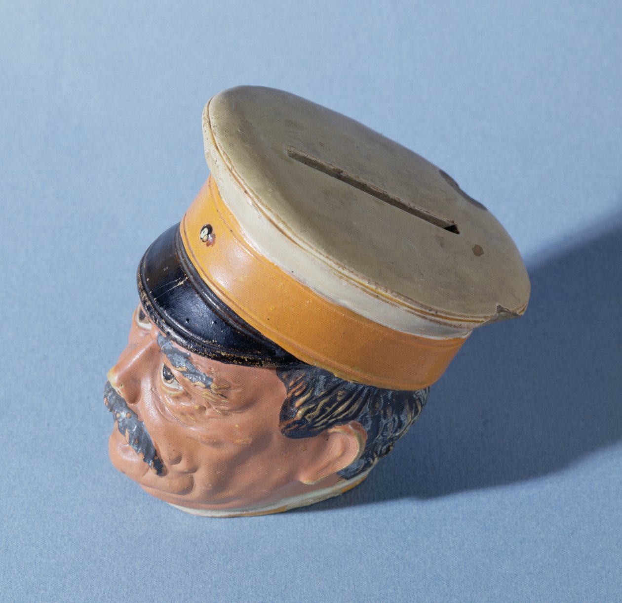 Caixa de dinheiro sob a forma do Chanceler Otto von Bismarck (1815-1898) (pintado de terracota) (ver também 211409) de German School
