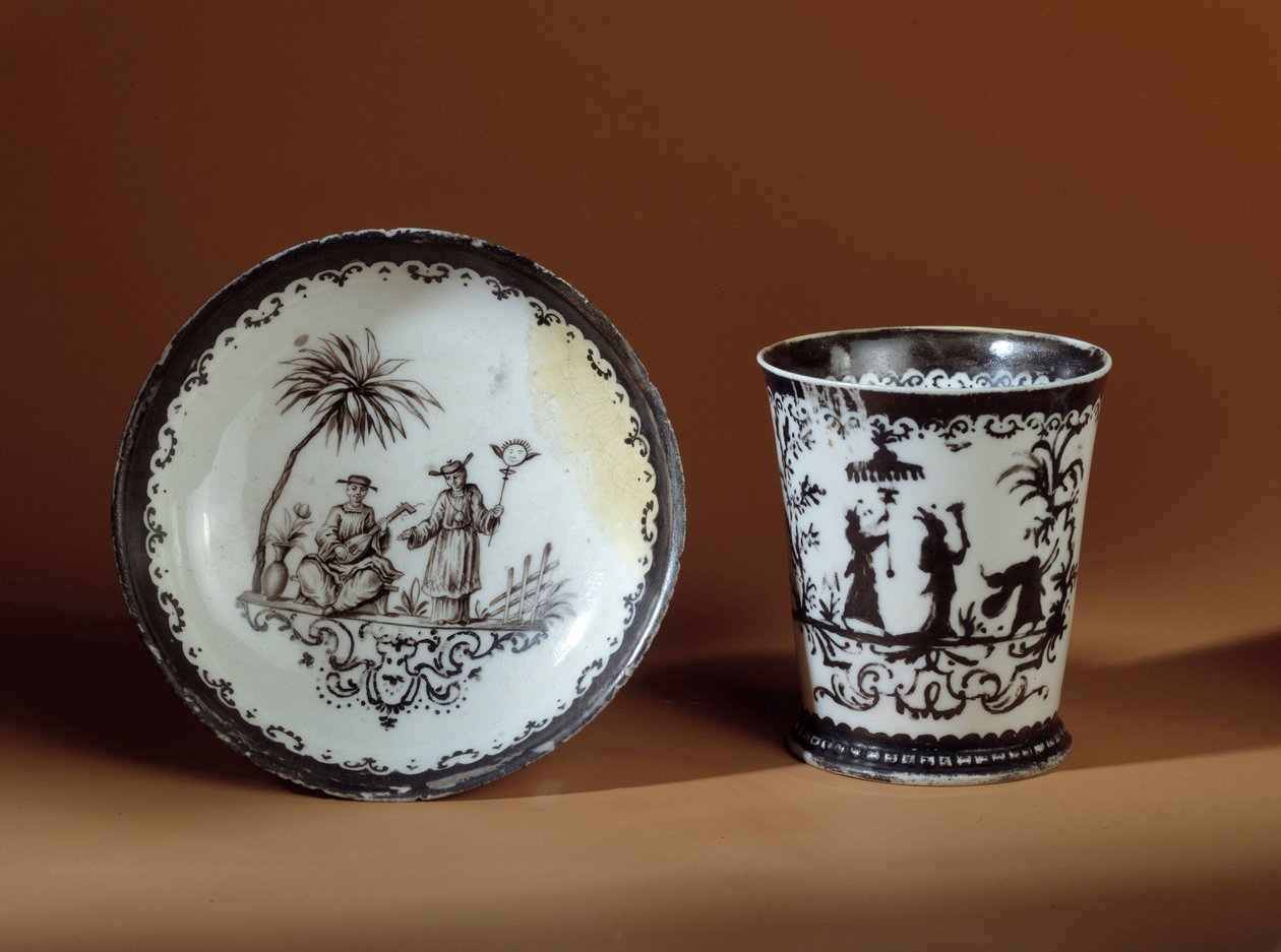 Copo em forma de caneca e pires Bottger (1682-1719) feito de porcelana Maissen, decorado nas lojas chinesas em Ausburgo. 1718 Paris, Artes Decorativas de German School