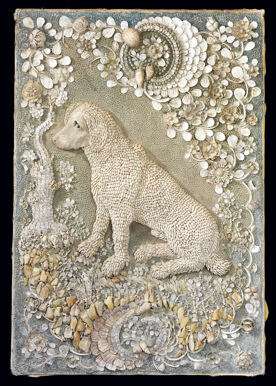 Um de um casal de cães sentados Luís XV modelados em relevo, dentro de um ambiente semelhante a uma gruta (conchas, coral, quartzo e gesso colorido) (ver também 375094) de German School