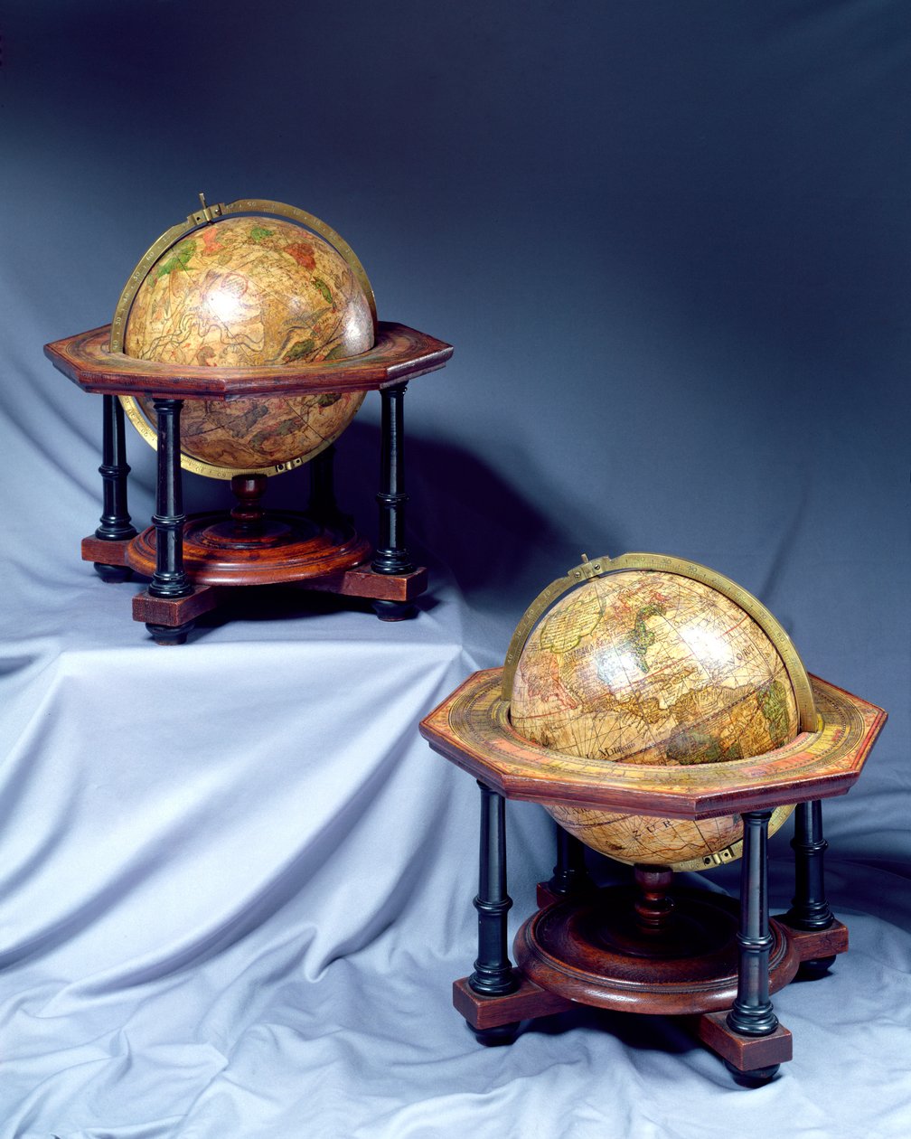 Par de Globos de Mesa, feitos por Isaac Habrecht (1589-1633) Strasburg, 1625, segunda edição de Johann Christoph Weigel, Nuremberg, 1675 (ver também 135792) de German School