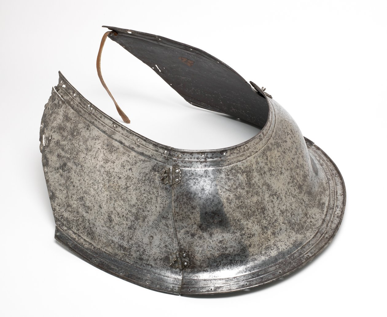 Peytral, para uso de cavalaria pesada. Formado por uma placa central e um par de placas laterais de German School