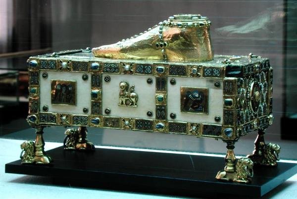 Altar portátil de Santo André, também conhecido como o Santuário Egbert, feito pela oficina de ourives patrocinada pelo Arcebispo Egbert de Trierm c.980-990 (ouro e esmalte) de German School