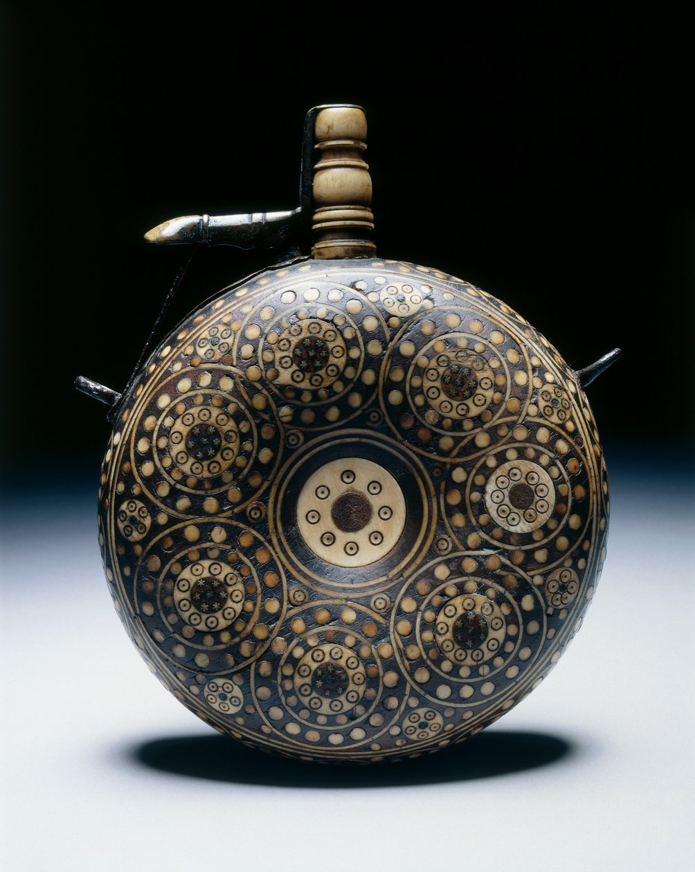 Frasco de pó, c.1620-50 (nogueira com chifre, osso, latão e ferro) de German School