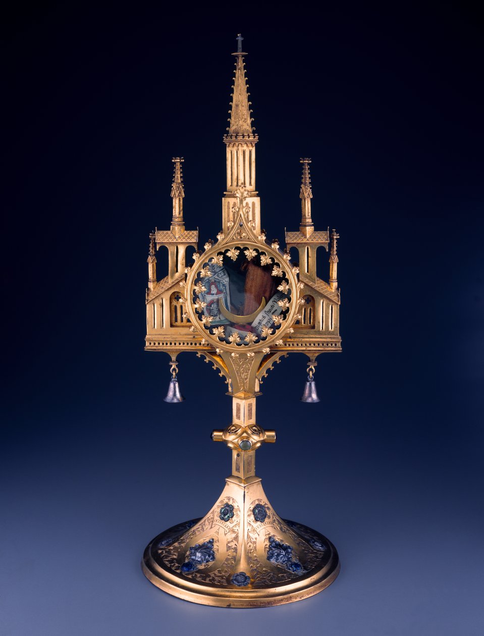Monstrância relicária do tesouro Guelph, feita pela oficina de Hildesheim, início do século 15 (cobre dourado gravado, prata e esmalte translúcido) de German School
