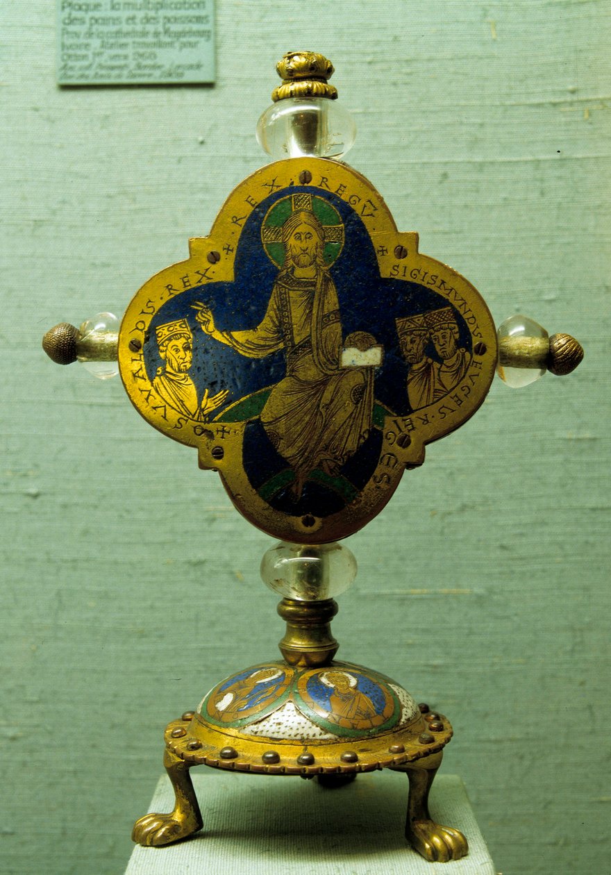 Relicário de Henrique II conhecido como o Santo, imperador do Sacro Império Romano (973-1024) (canonizado em 1200). Feito em e-mail, cristal, cobre, prata e ouro. 1170 aproximadamente. Da Baixa Saxônia, Saint Michel d