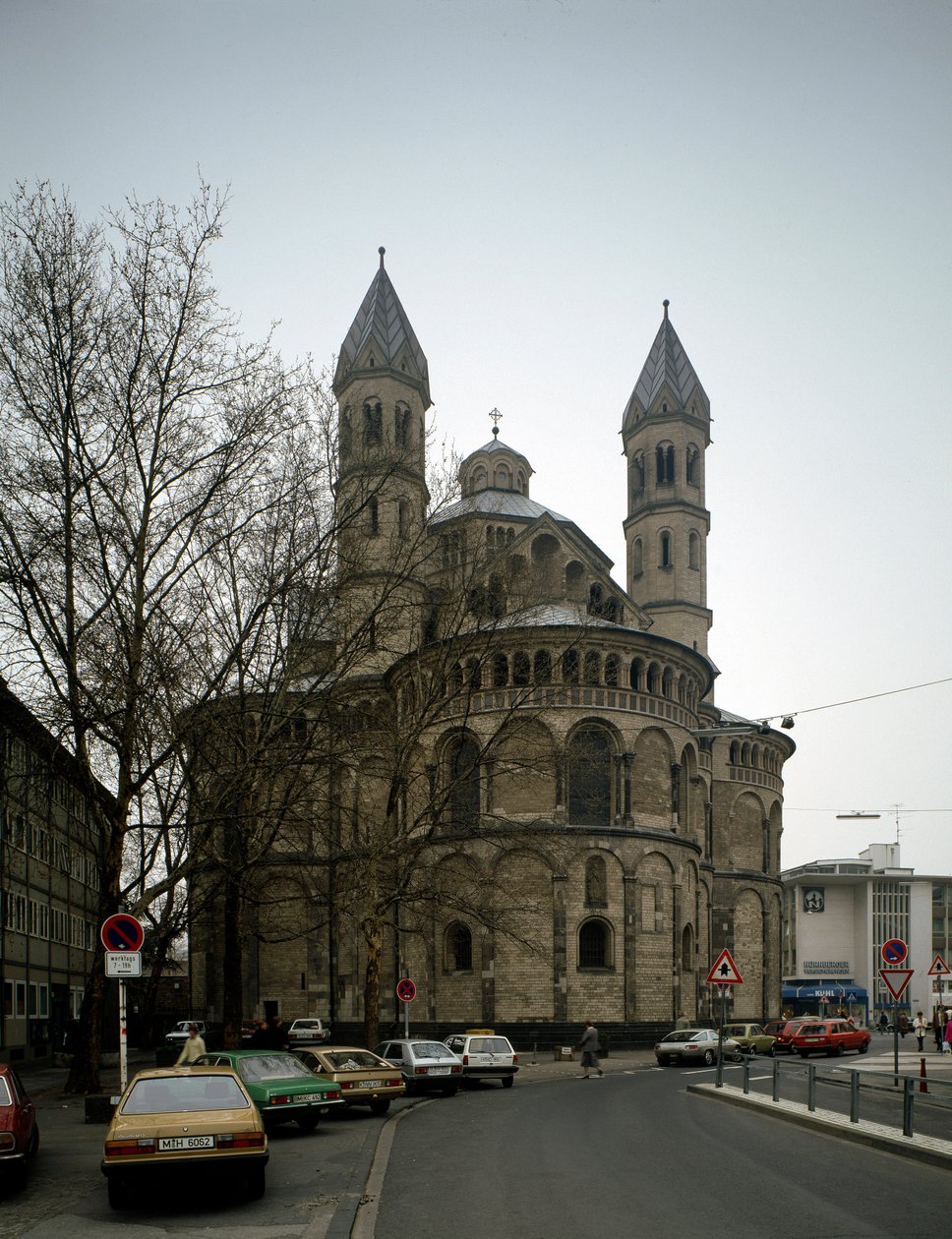 Arte românica: vista da igreja dos Apotres de German School