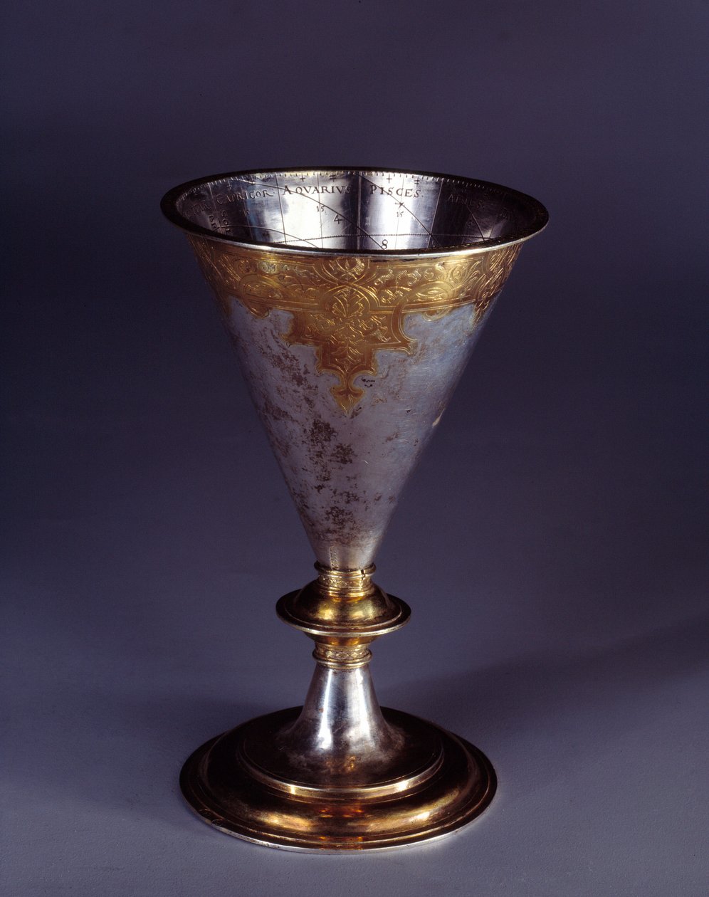 Instrumento científico: relógio de sol em forma de cálice feito em prata dourada. Escola alemã. Final do século XVI, início do século XVII Enouen, museu da Renascença. de German School