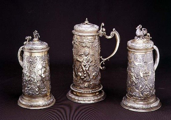 Caneca de bronze cilíndrica dourada por Paul Hubner, Ausburg 1590; caneca de metal cilíndrica em prata dourada por Tobias Kramer, Ausburg 1620; Tanque cilíndrico dourado por Paul Hubner, Ausburg 1590, 16 a 17 ce de German School