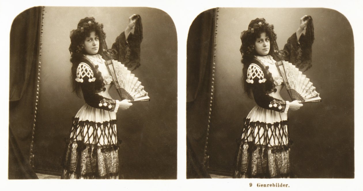 Cartão estereoscópico representando uma jovem mulher em traje tradicional espanhola da área de Aragão, c.1900 (foto sépia) de German School