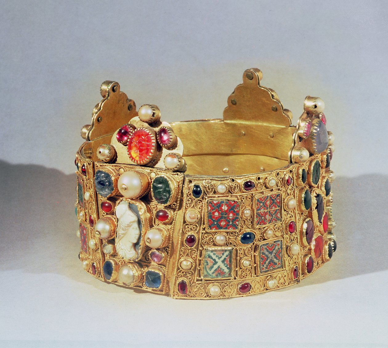 A coroa de Hildesheim (ouro e pedras preciosas) de German School