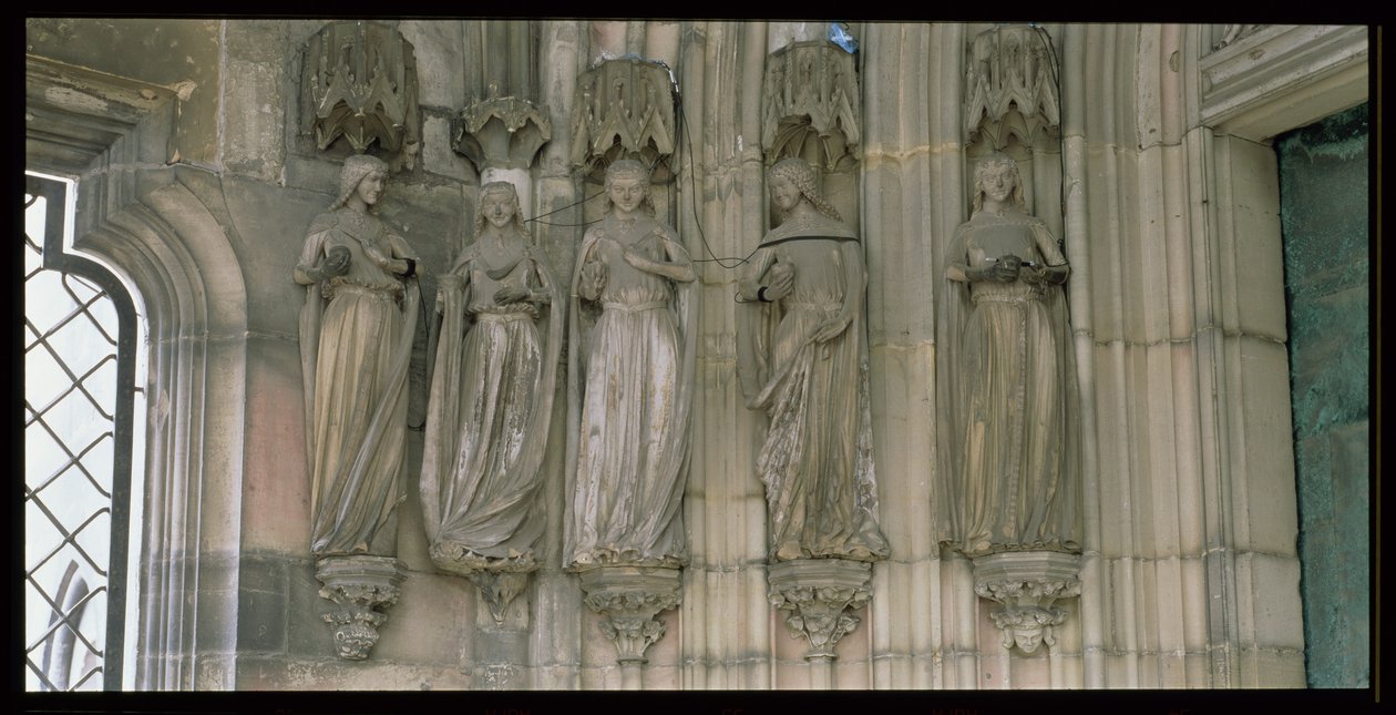 As Cinco Virgens Sábias, figuras de jamba do Portal do Paraíso, figuras esculpidas c.1250, varanda construída c.1350 (ver também 173983 e 173984) de German School