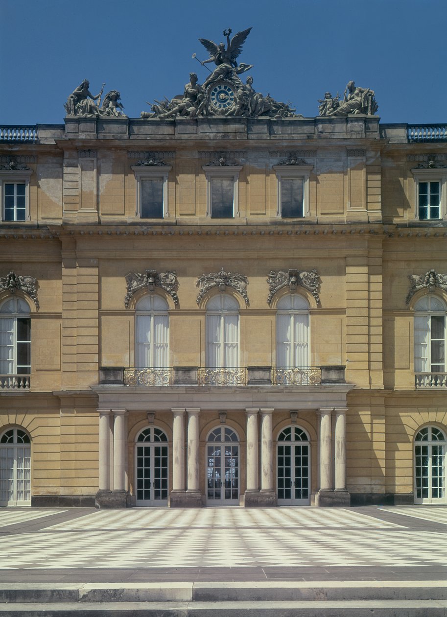 O pátio de mármore, projetado por Georg Carl Heinrich von Dollmann (foto) de German School