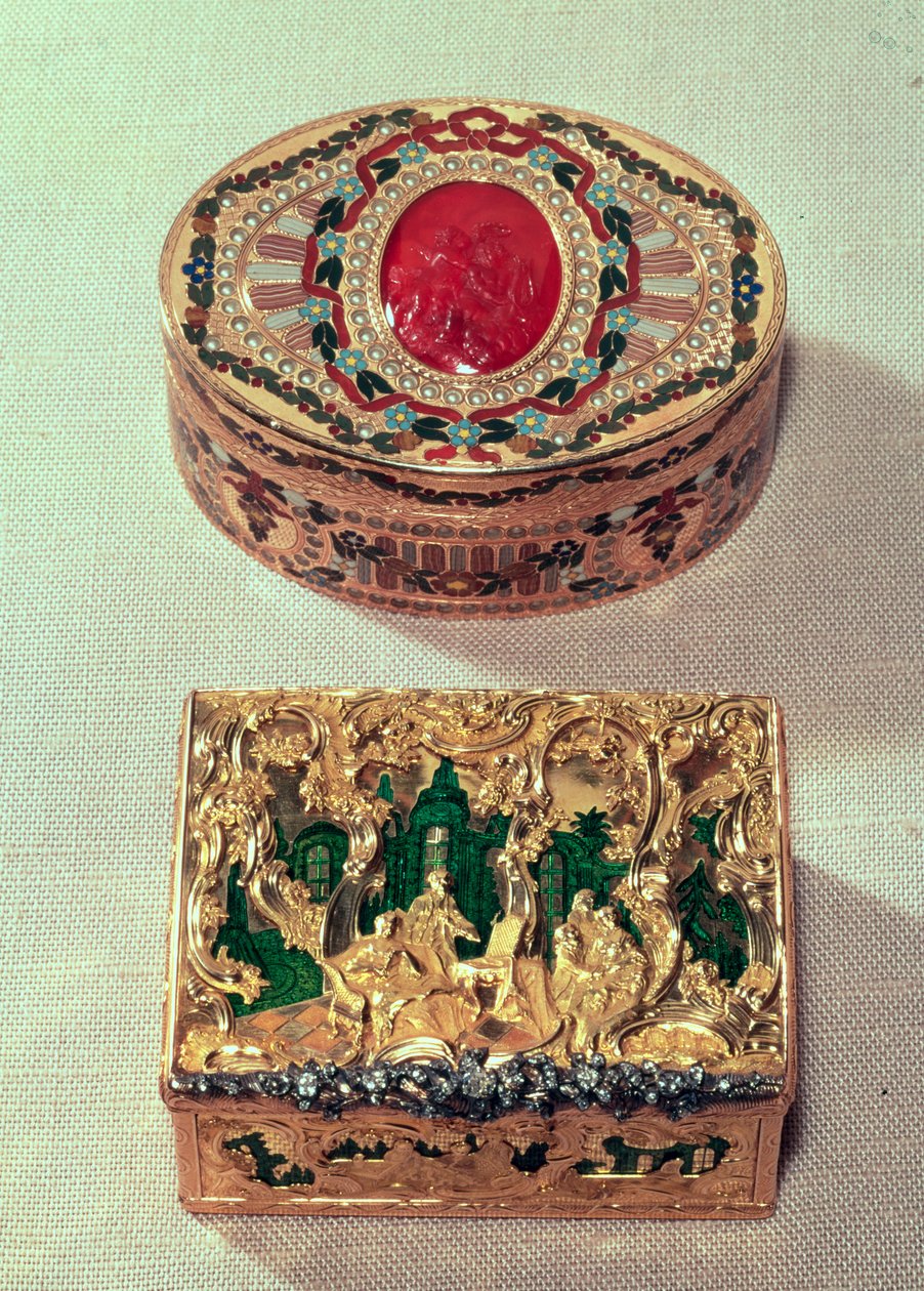 Cima: Caixa de rapé de ouro incrustada com várias pedras com um cameo de cornalina no centro com amorini, possivelmente por JC Neuber de Dresden. Inferior: Caixa de rapé dourada com grupos de figuras em meio a rolagem rococó de German School