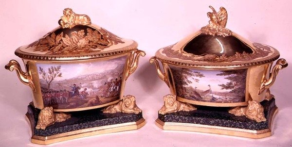 Duas terrinas do Prussian Dinner Service, Berlim, 1816-19 (porcelana e dourada) (ver também 3043 e 68588) de German School