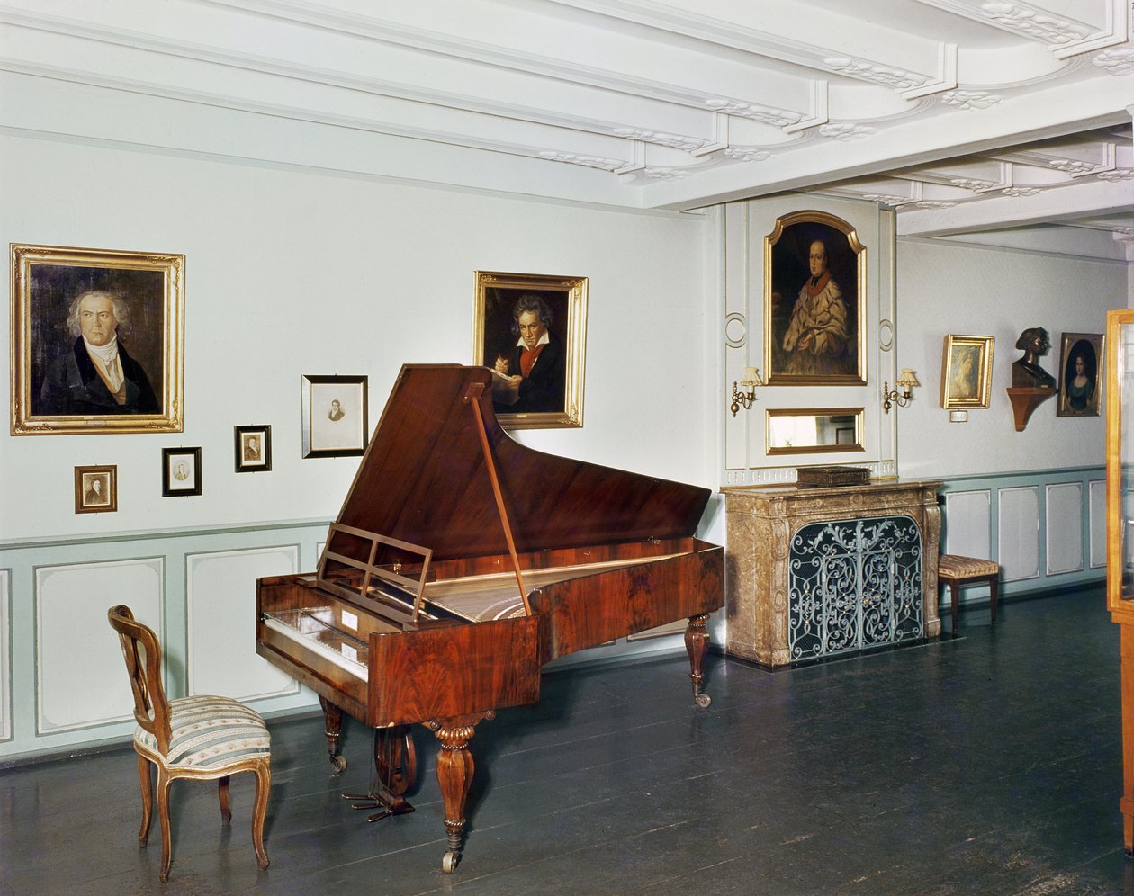 Vista de uma sala com um piano de cauda pertencente a Ludwig van Beethoven (1770-1827) de German School