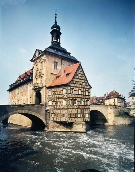 Vista do Altes Rathaus, originalmente construído em 1453 e reconstruído por JM Kuchel em 1744-56 de German School