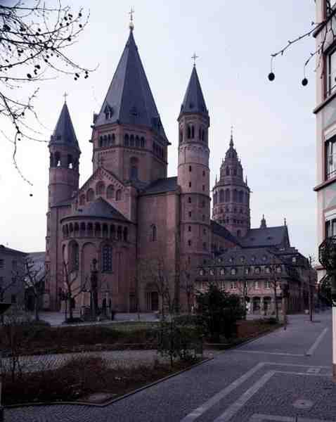 Vista da Catedral de St. Martin e St. Stephan do nordeste de German School