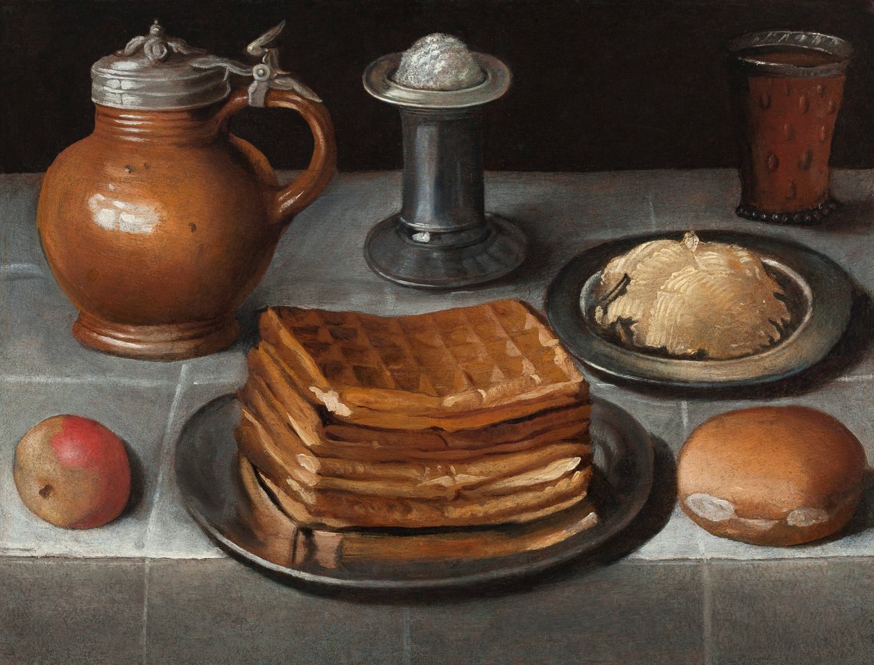 Waffles e manteiga em pratos de estanho com uma maçã, rolo, jarro, sal de pé e um copo de cerveja com podões sobre uma mesa coberta de pano de German School