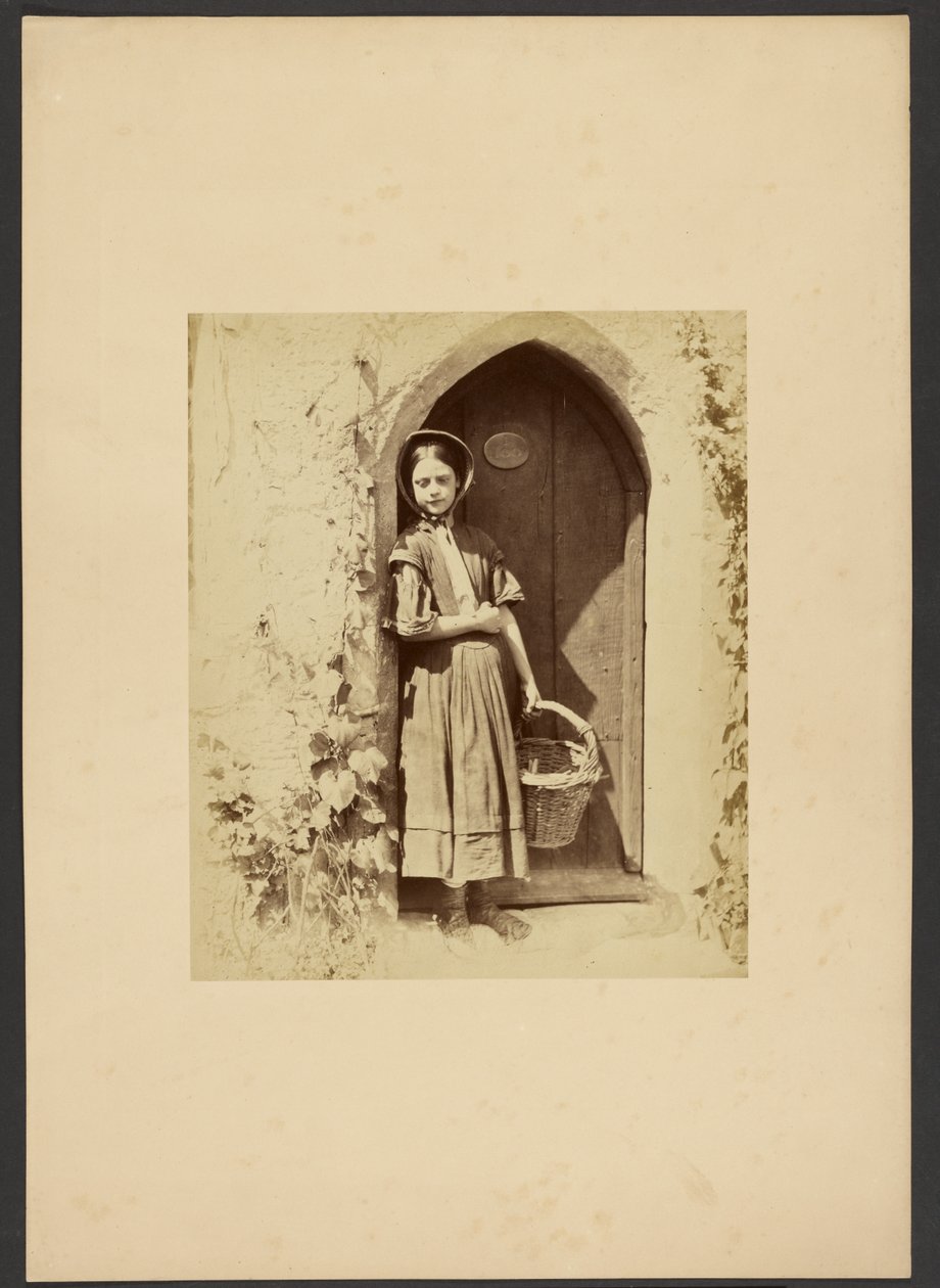 [Rapariga de pé na porta]. de Gertrude Elizabeth Rogers