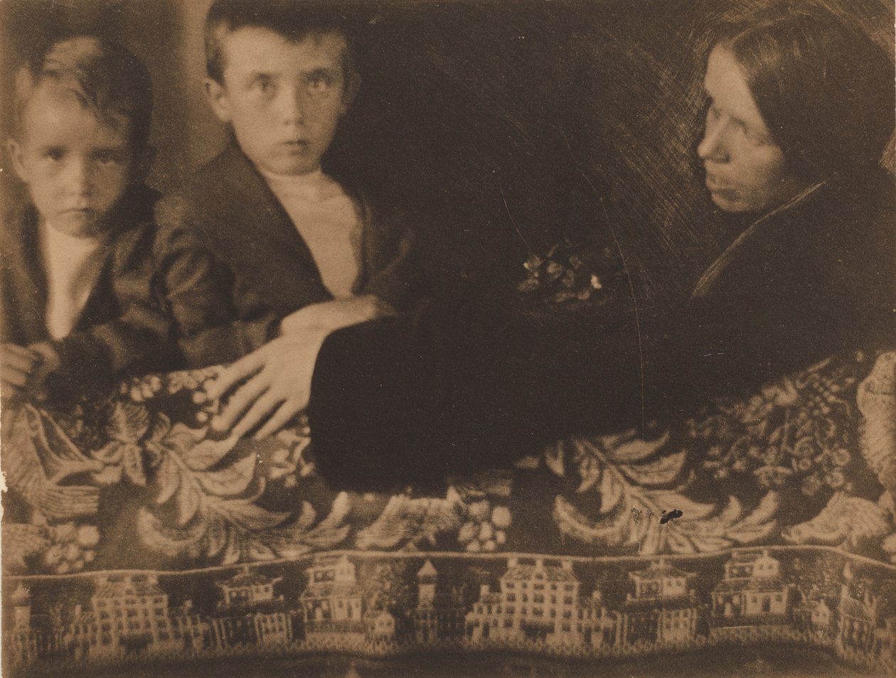 Grupo familiar (Sra. White, Maynard e Lewis),c. 1899 (foto) de Gertrude Käsebier