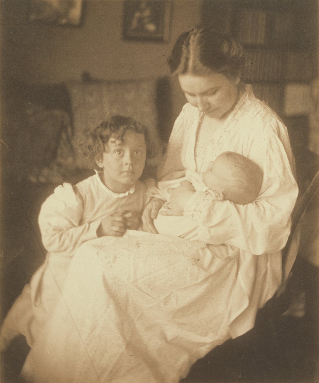 [Mãe de roupão, sentada, com bebé e filho pequeno]. de Gertrude Käsebier