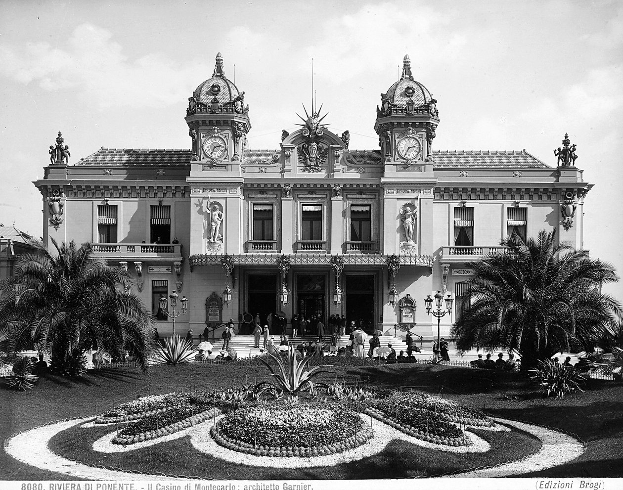 Fachada do Casino Montecarlo. Uma multidão de pessoas anima a escadaria na entrada de Giacomo Brogi