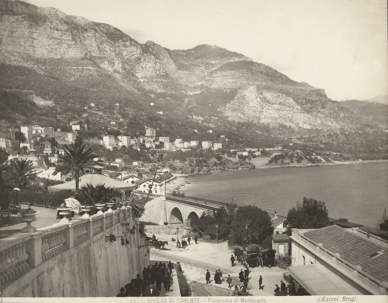 Vista panorâmica de Montecarlo no Mónaco. A cena mostra vários transeuntes; à esquerda vemos um grande plano de uma balaustrada de mármore. de Giacomo Brogi