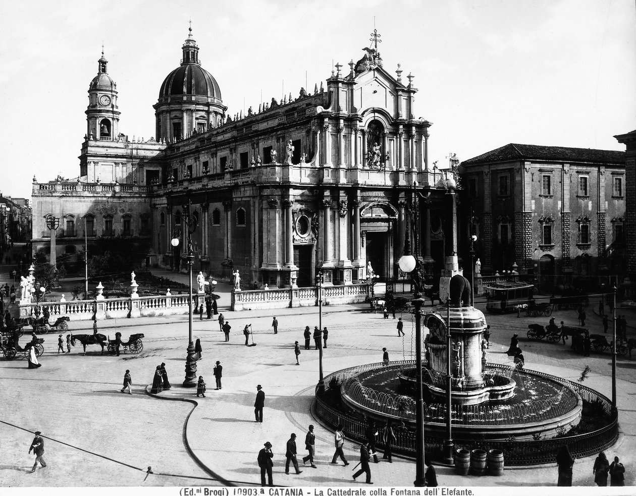 Piazza del Duomo em Catania, com a Catedral dedicada a Santa Agatha e a Fonte do Elefante, c.1900 de Giacomo Brogi
