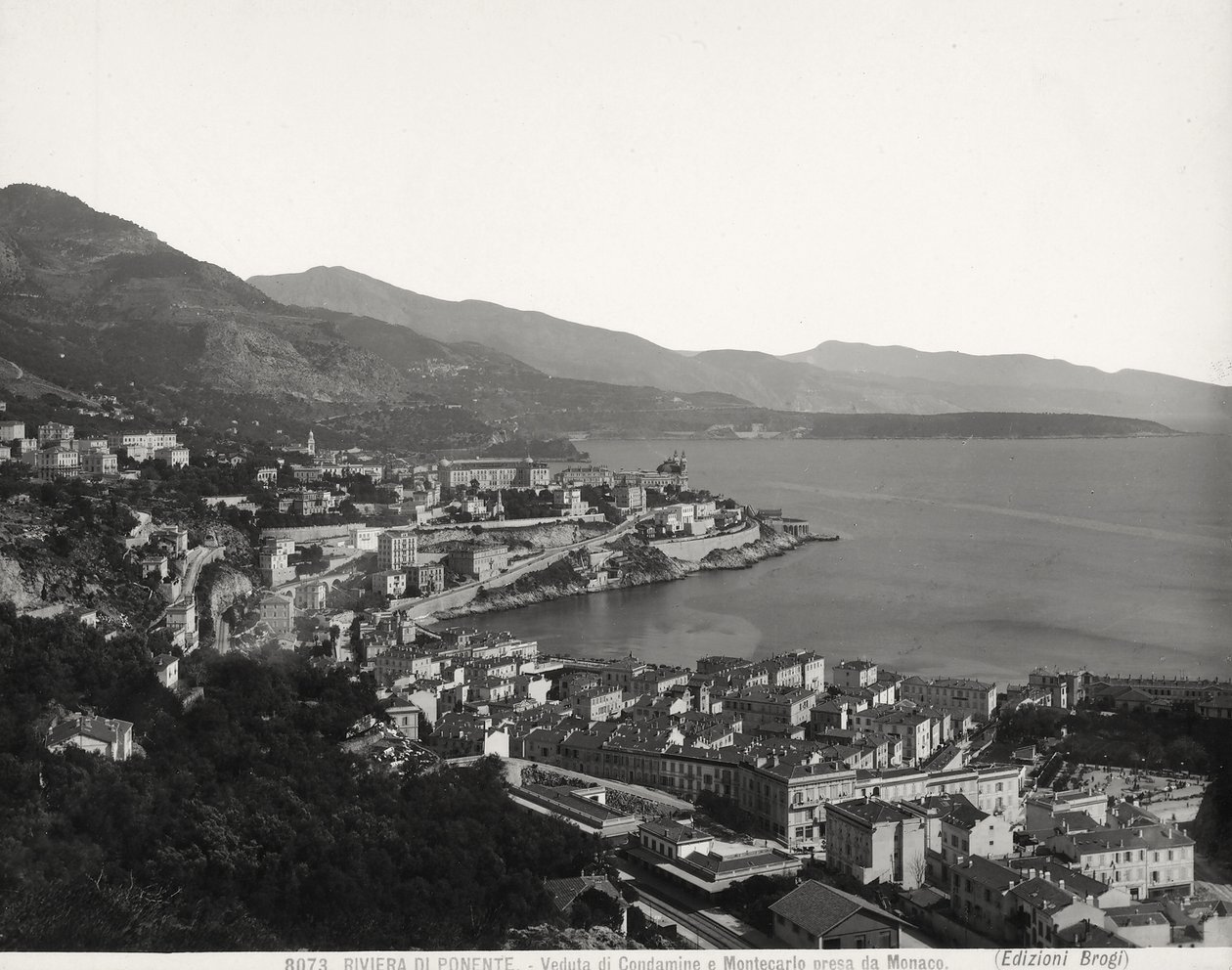 Vista de Condamine e Montecarlo, duas cidades povoadas com vista para o mar. A fotografia foi tirada do Mónaco. de Giacomo Brogi